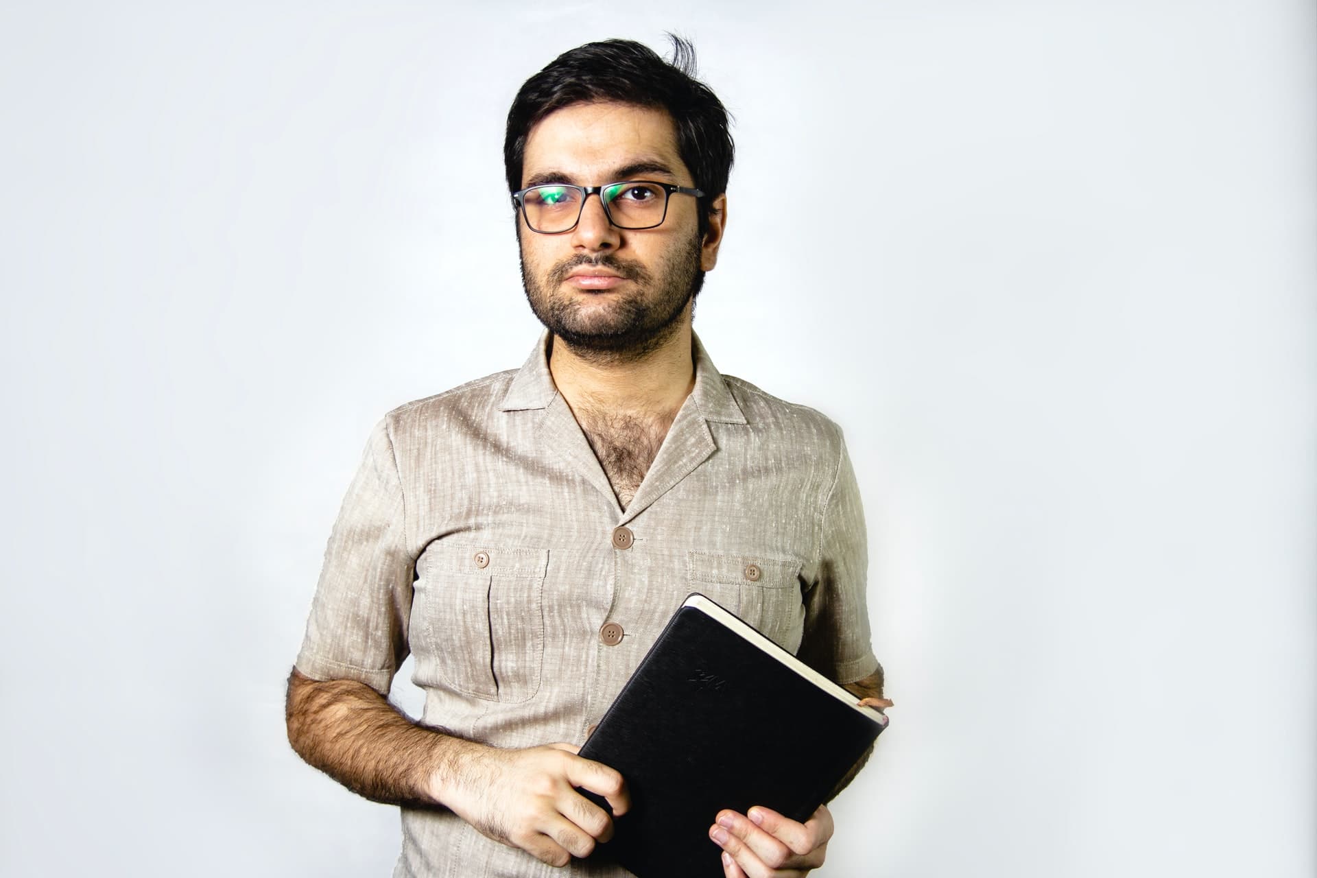 beau jeune homme brun à lunettes