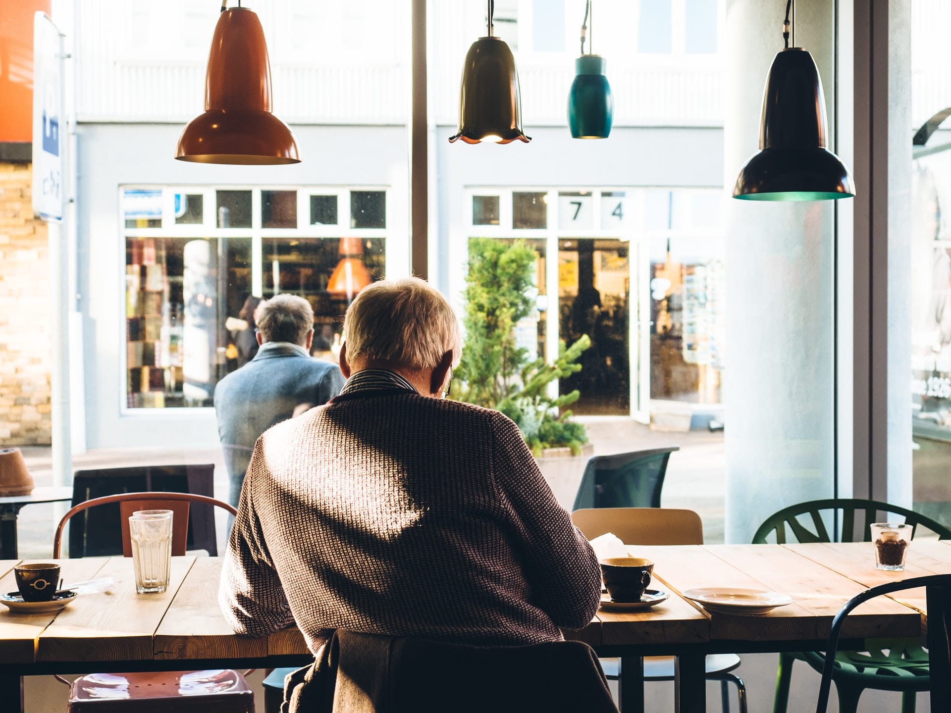 vieil homme dans un café
