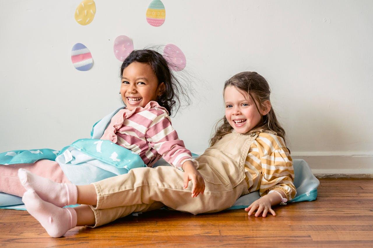 deux petites filles au sol souriant
