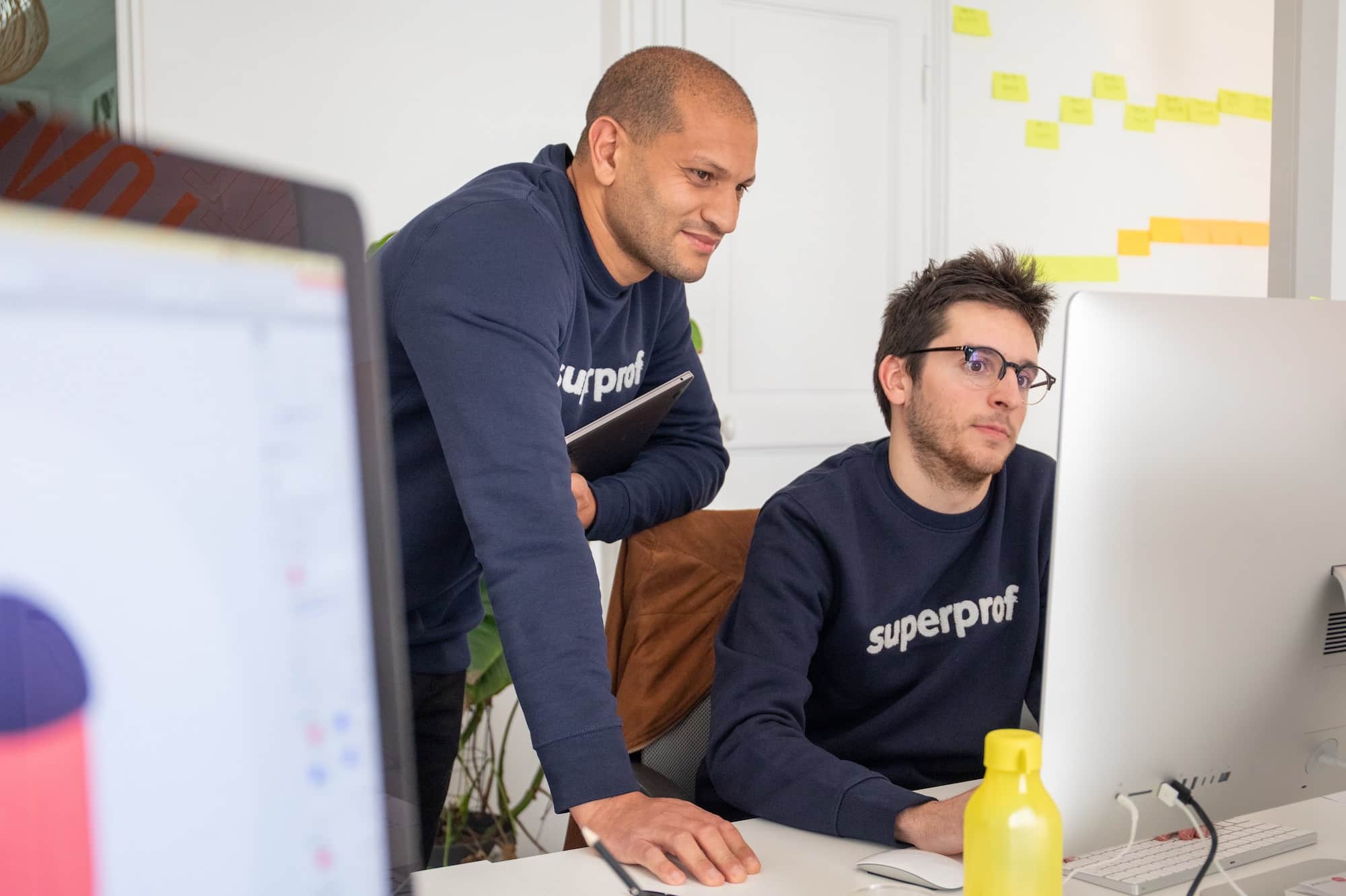deux hommes devant un ordinateur 