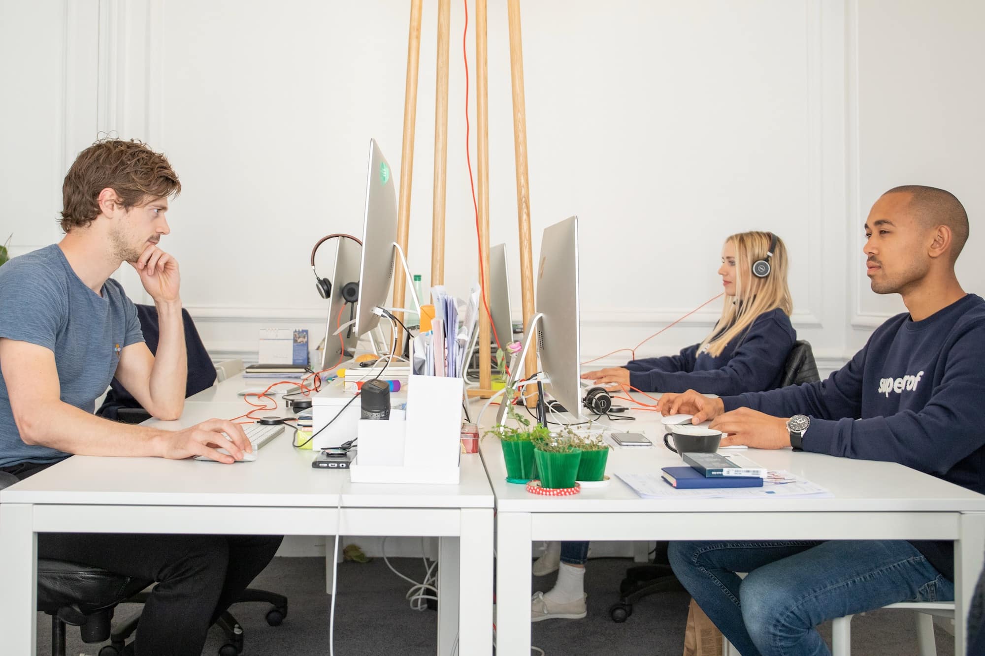 des personnes en train de travailler dans un open space