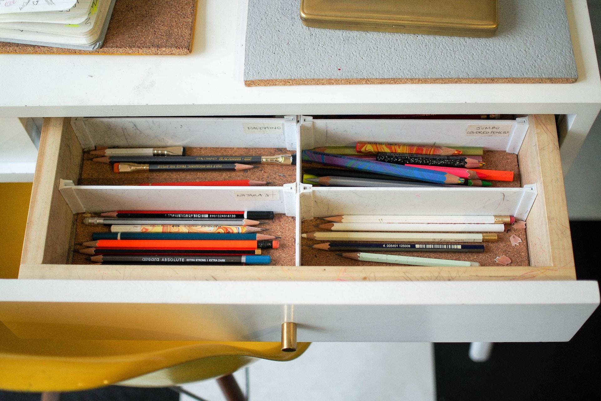 un tiroir rempli de crayons à papier