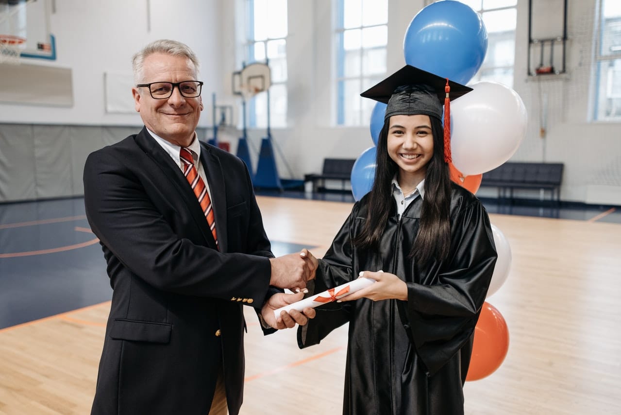 professeur remettant son diplome a une etudiante