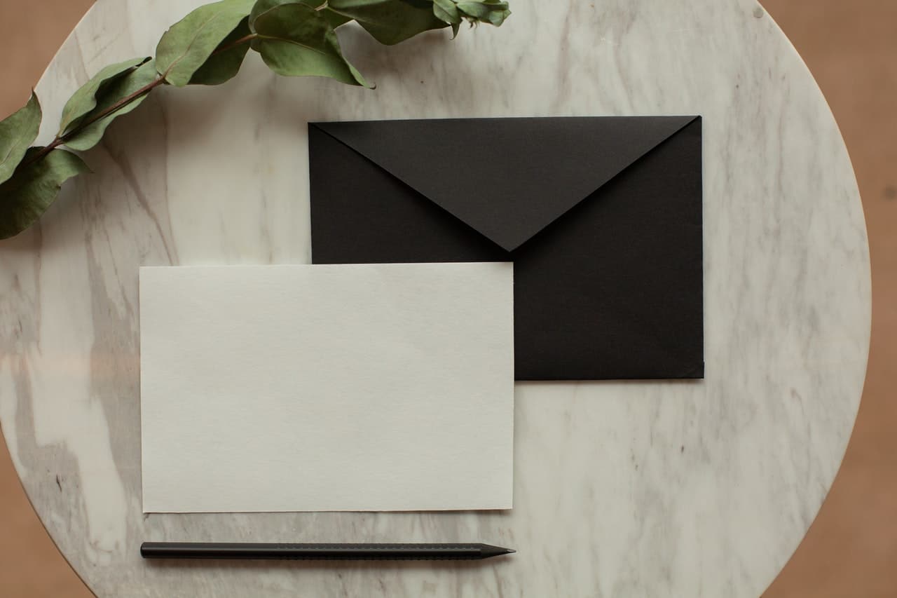 enveloppe, lettre et crayon sur une table