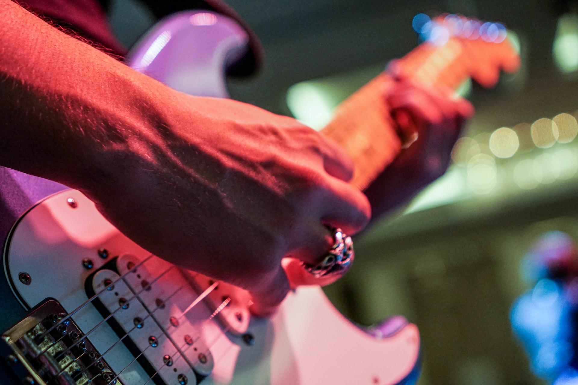 un homme en train de jouer de la guitare
