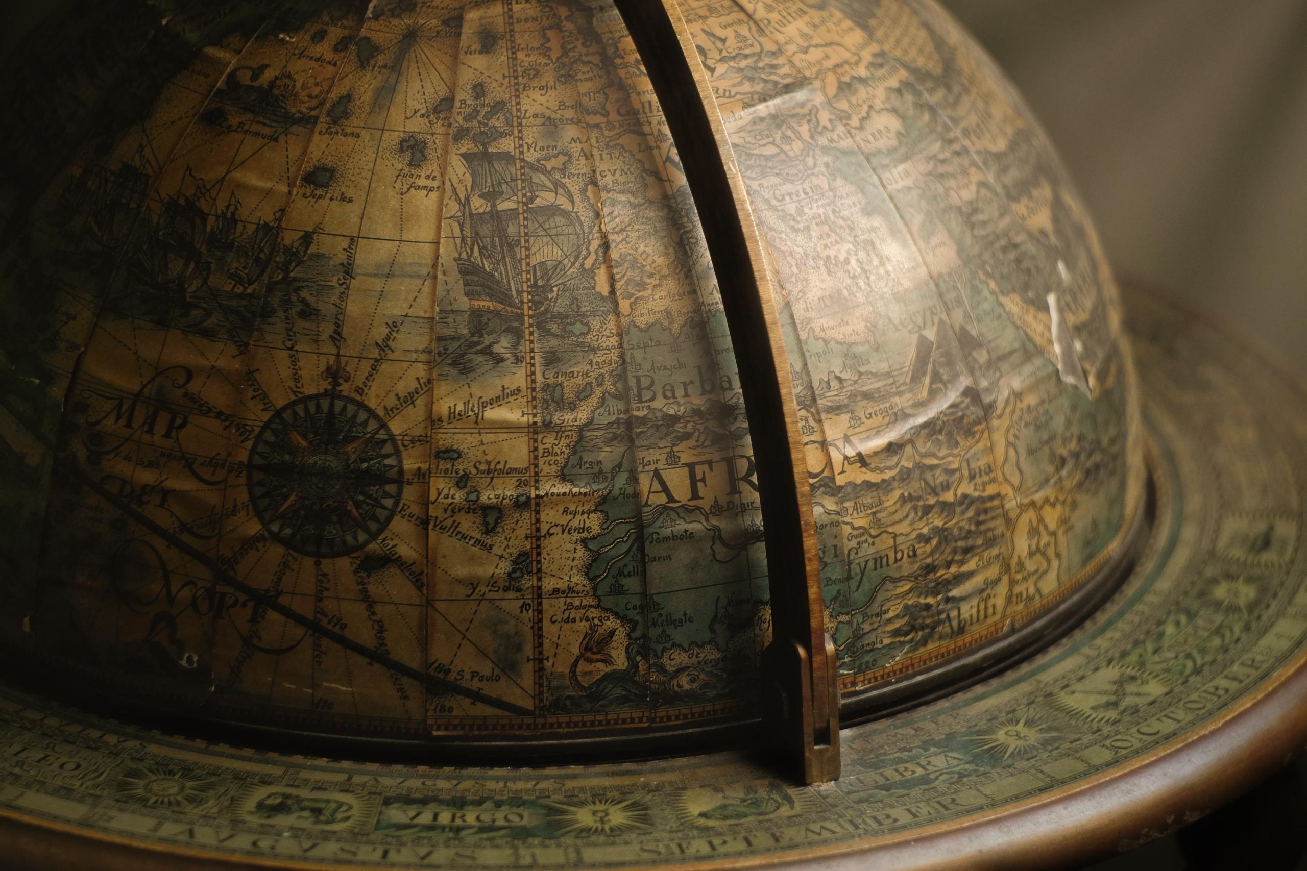 L'appartenance phonologique dépend de l'origine occidentale ou orientale de la langue.