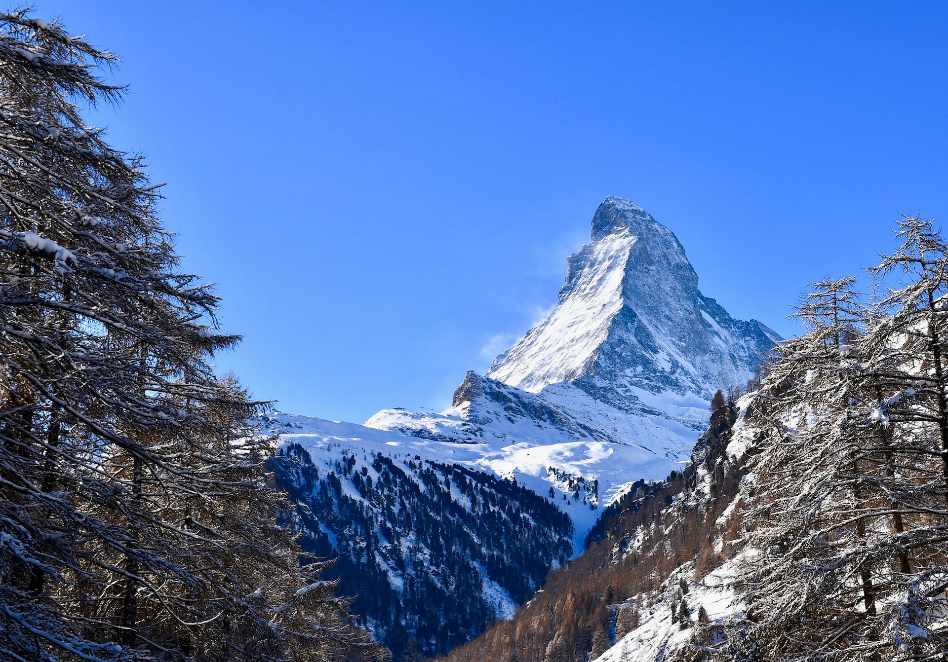 montage et ciel bleu dans le valais