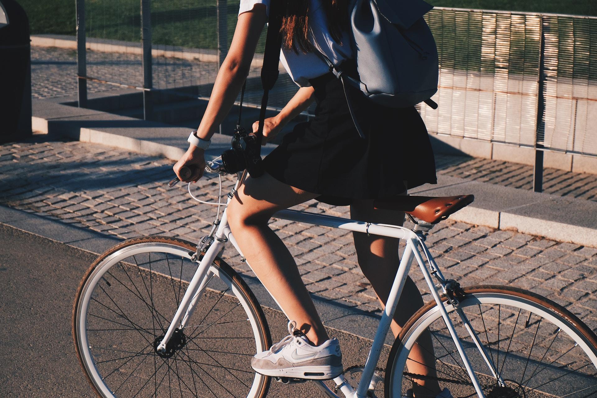 Une fille sur un velo