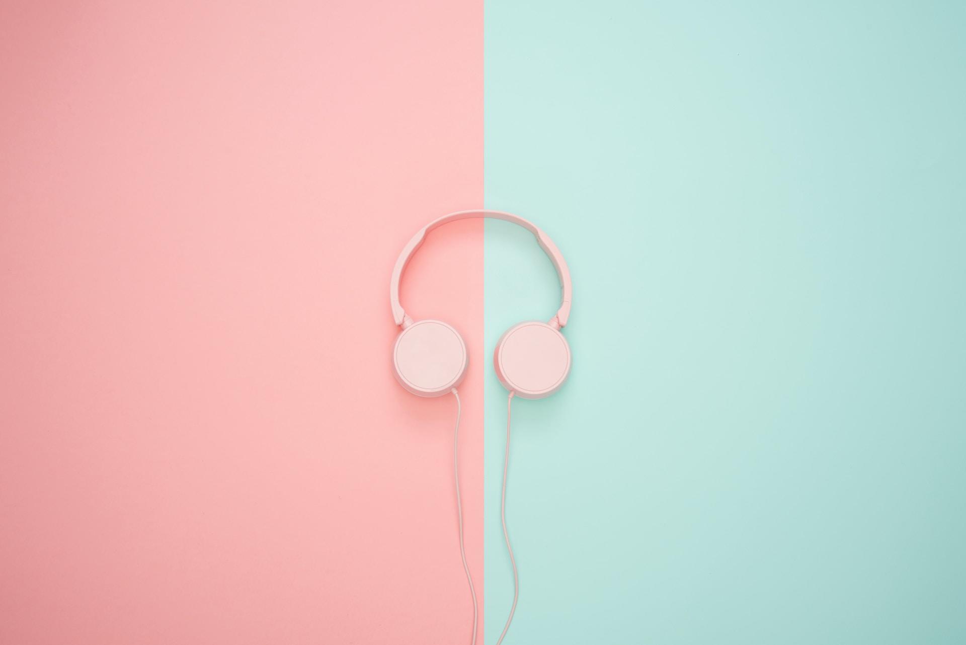 casque audio sur fond rose et bleu