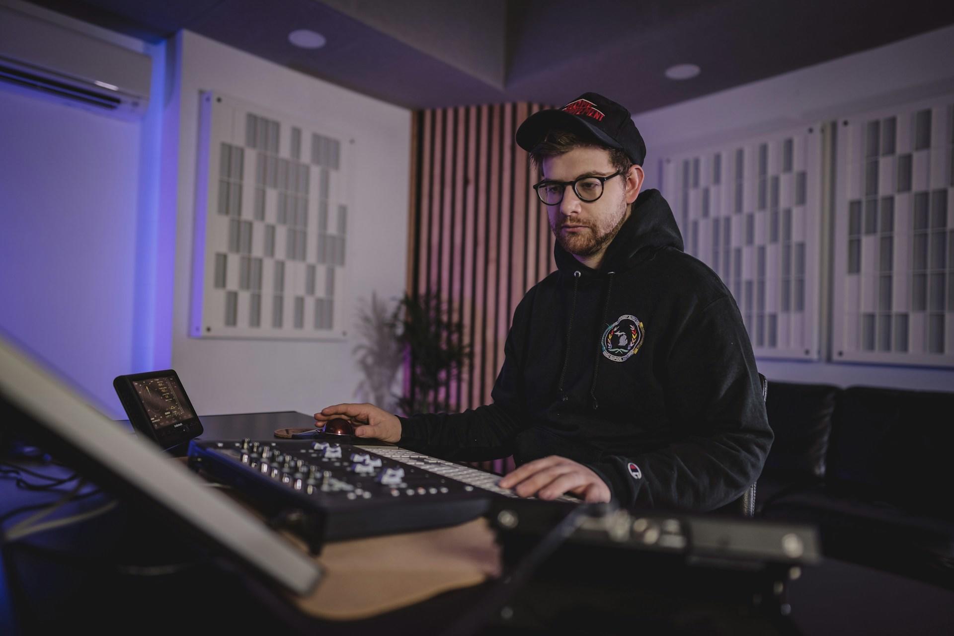 homme jouant du piano électronique