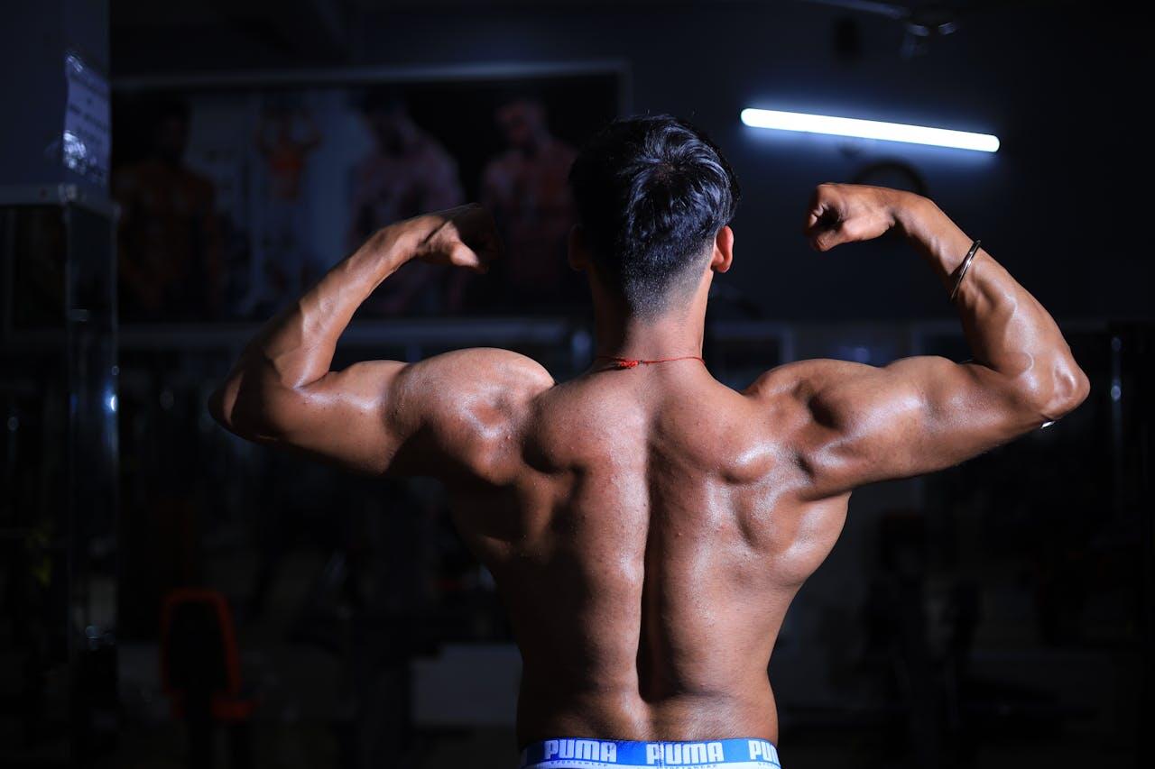 homme de dos montrant ses biceps