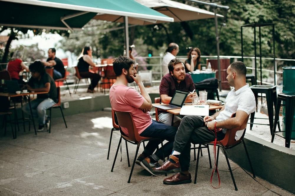 jeunes qui étudient en terrasse 