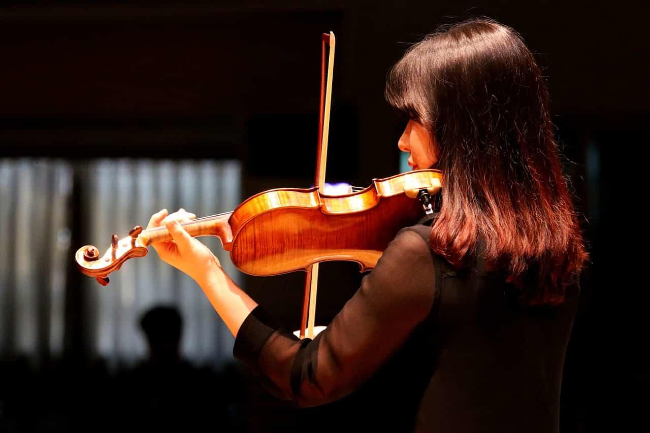 Une femme joue du violon