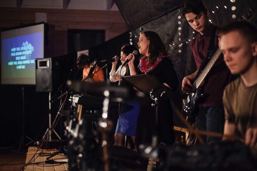 Groupe musiciens chanteuse