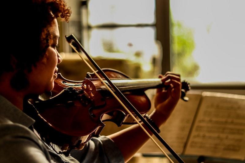 Une violoniste qui joue