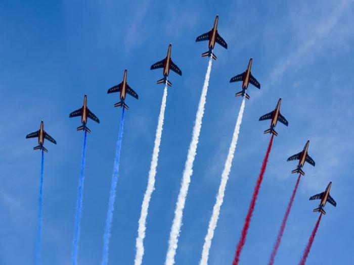 Avions dégageant des nuages de fumée afin de former le drapeau tricolore français