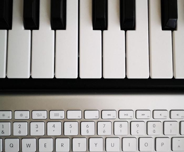 Claviers de piano et d'ordinateur