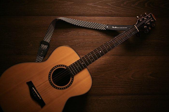 Une guitare folk