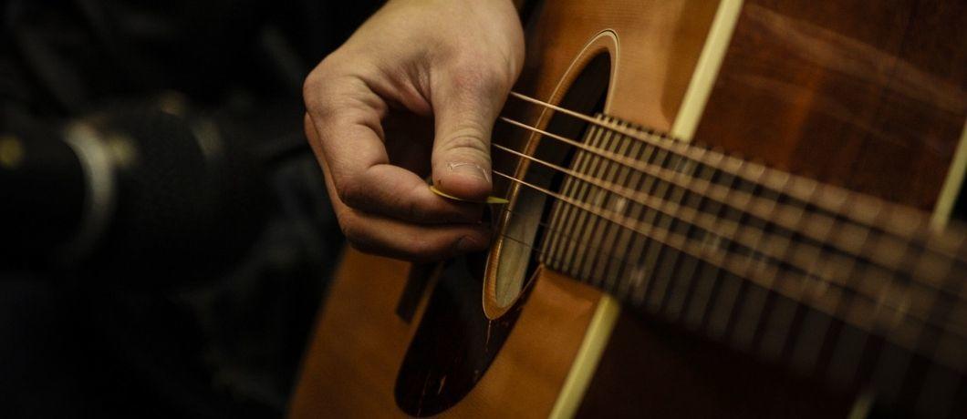 Un joueur de guitare
