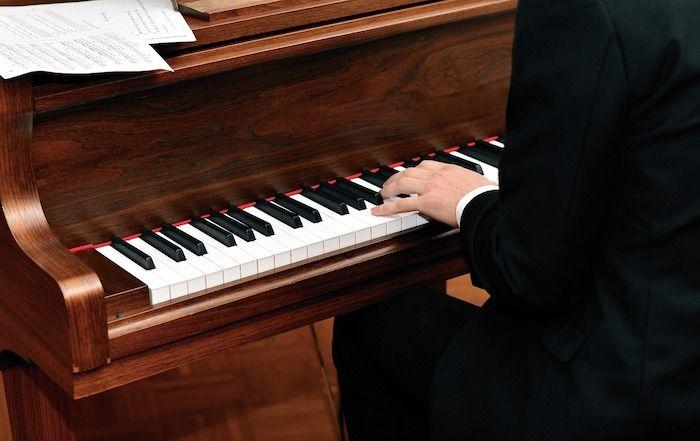 Un homme pianiste