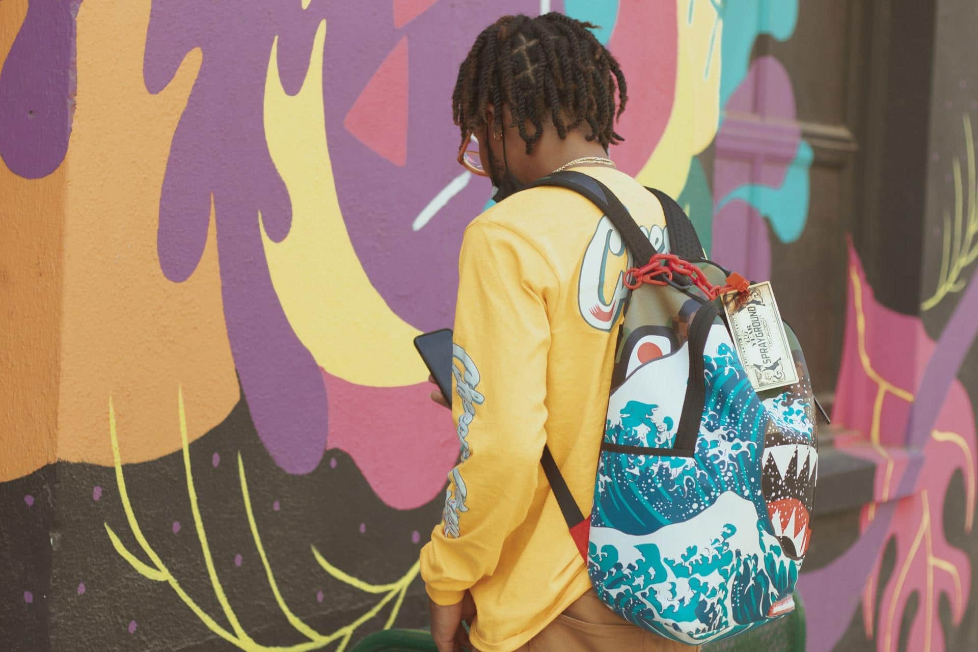 adolescent avec sac à dos sur fond coloré