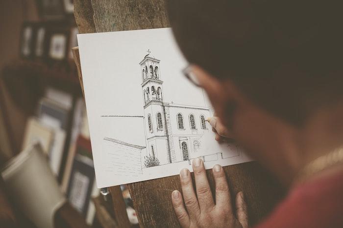 homme en train de dessiner