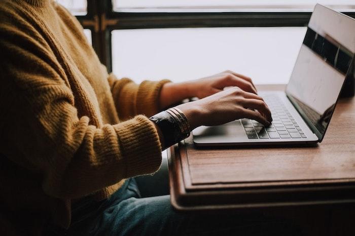 personne en train de prendre un cours en ligne