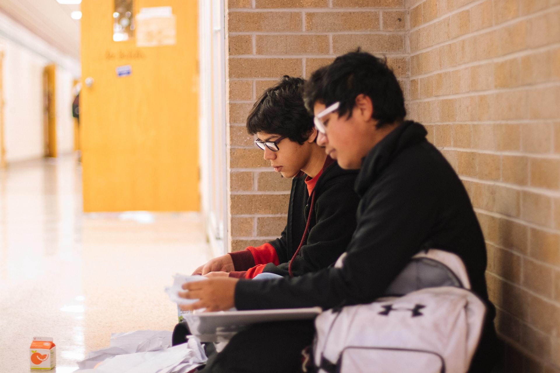 étudiants dans le couloir de l'école