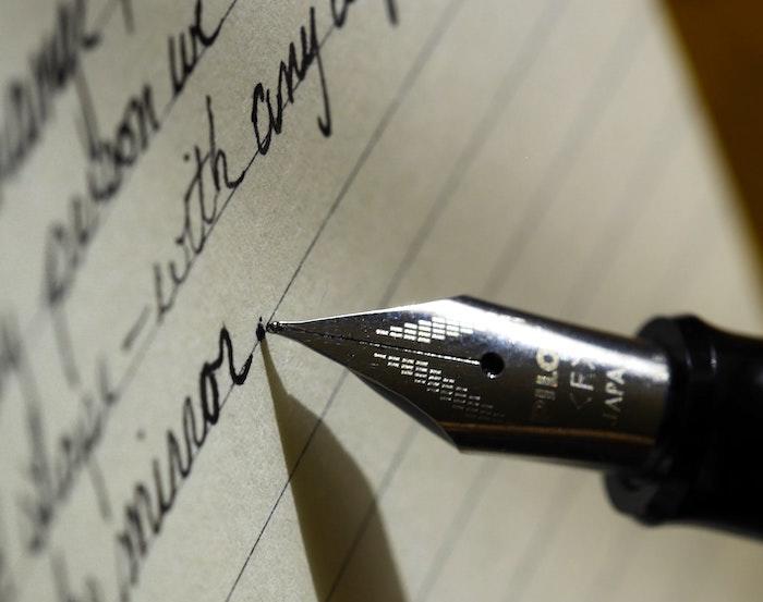 Un stylo sur une page