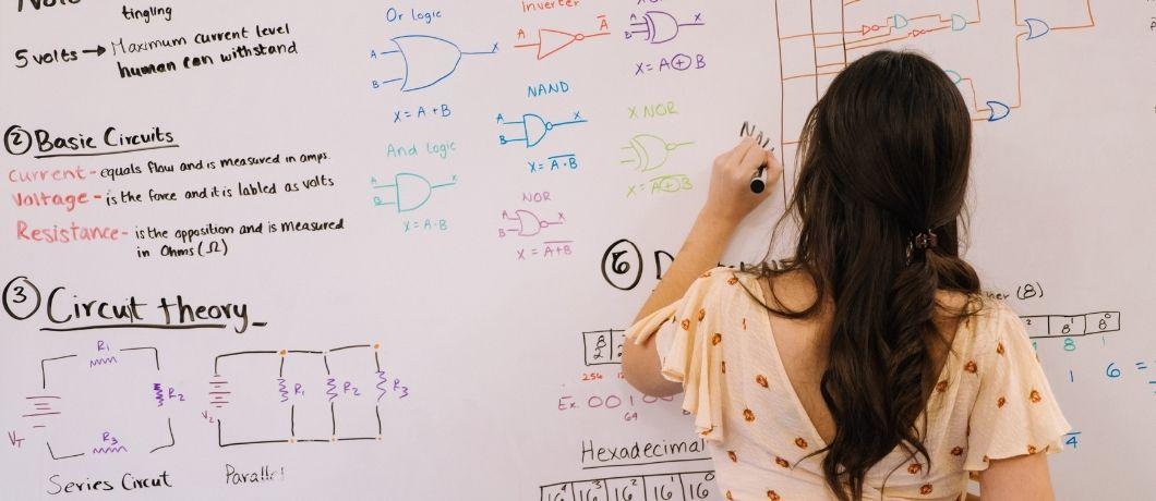 Une jeune femme étudie la physique