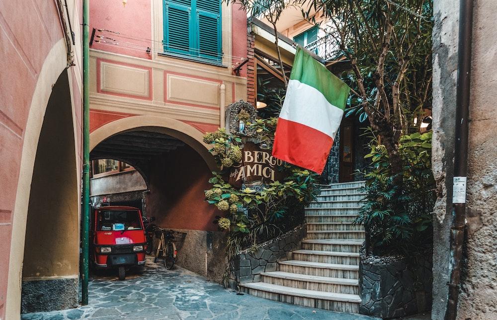 drapeau dans une rue en Italie