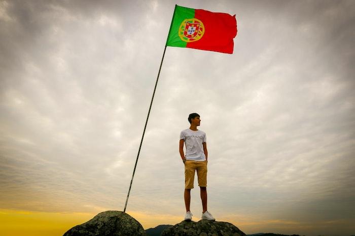 Un homme seul avec le drapeau portugais
