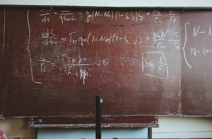 Un tableau avec des formules de physique