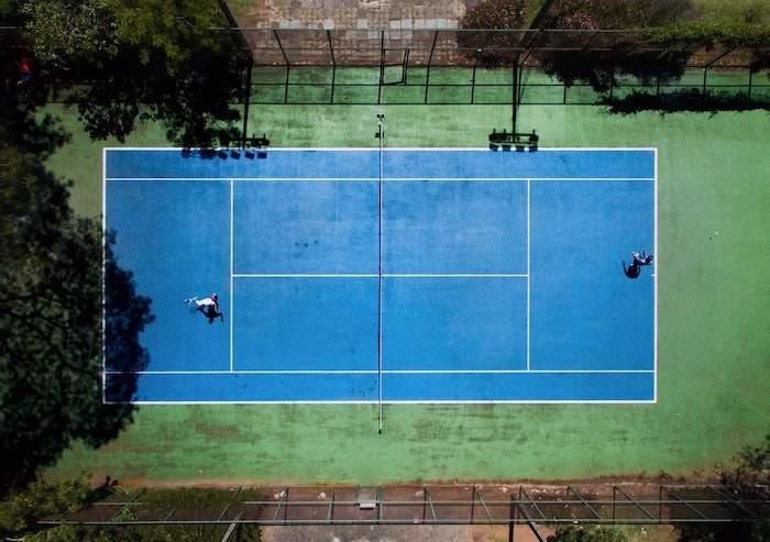 Un court de tennis vu du ciel