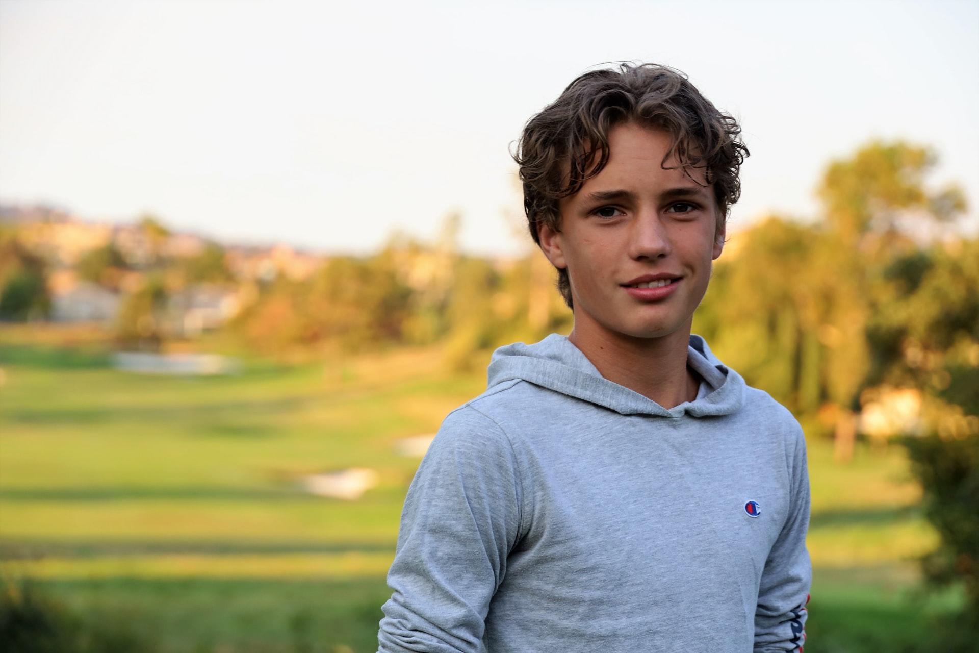 adolescent sur un parcours de golf