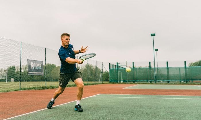 Un homme joue au tennis