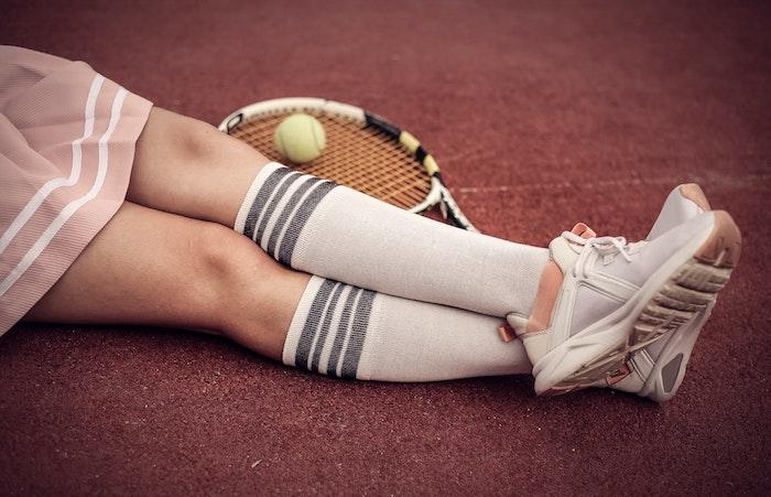 Une joueuse de tennis allongée sur le court