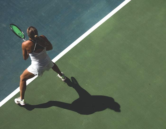 Une joueuse de tennis sur le court