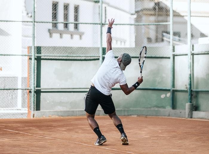 Un service au tennis