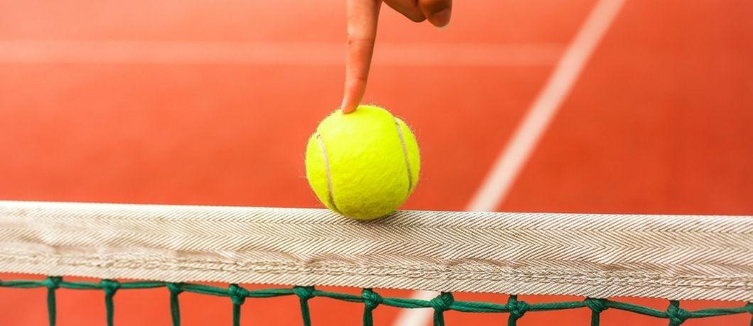 Une balle de tennis sur le filet