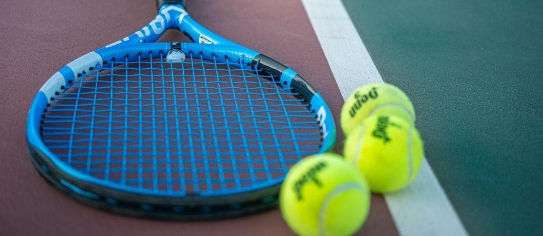 Une raquette et des balles de tennis