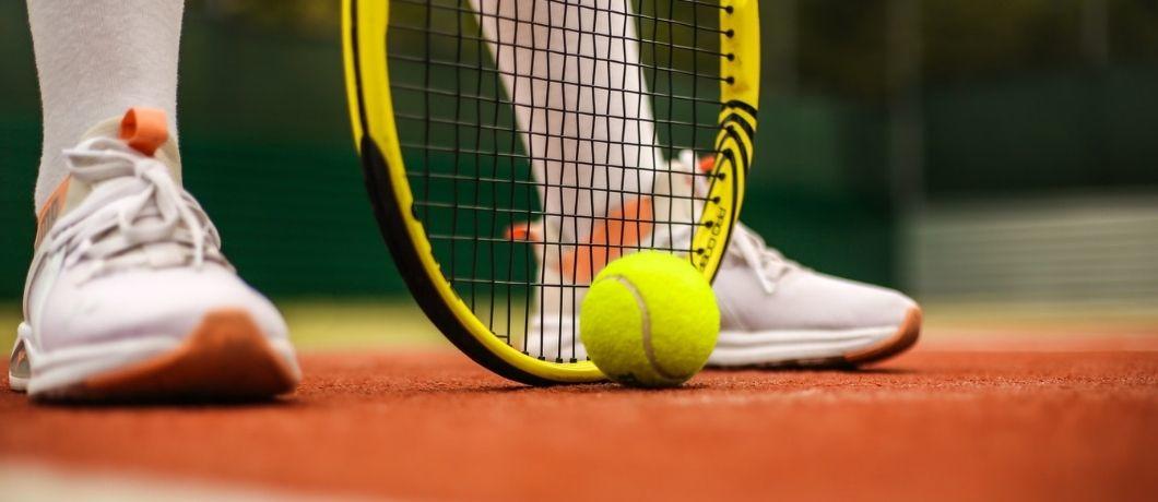 Un joueur de tennis attend