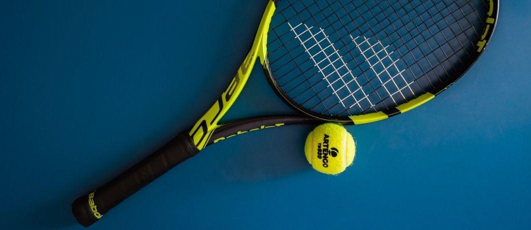 Une raquette de tennis et sa balle