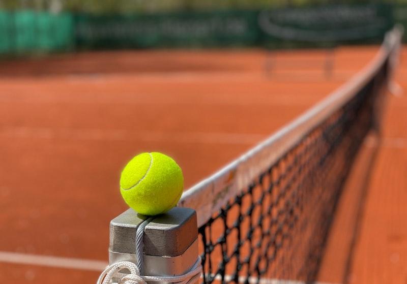 Balle et filet de tennis