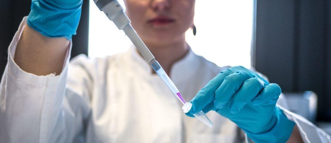 Une biologiste avec une pipette