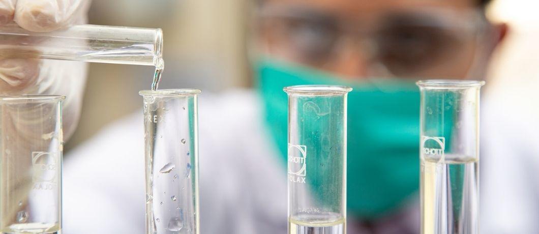 Un biologiste devant des tubes à essai