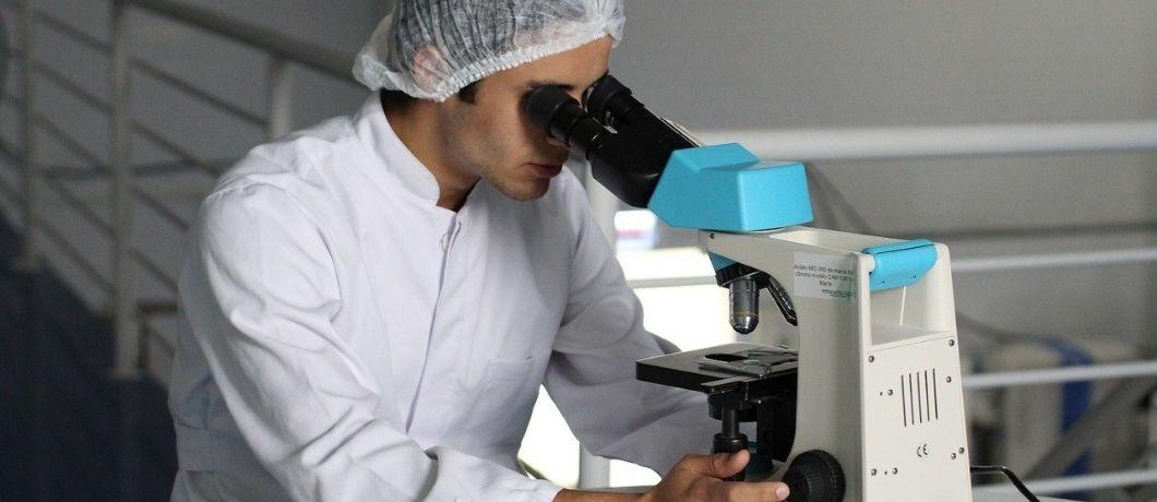 Un biologiste regarde dans un microscope