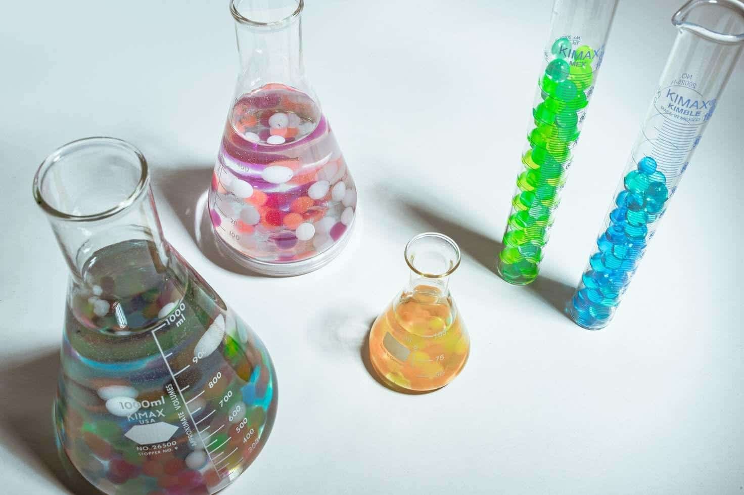 Tubes et erlenmeyer chimie