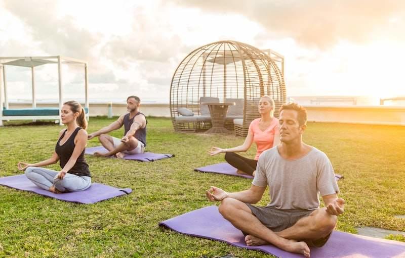 Un cours collectif de yoga