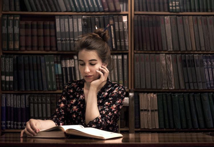 Une femme étudie à la bibliothèque